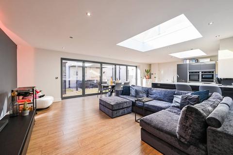 3 bedroom flat for sale, Islington High Street, N1, Angel, London, N1