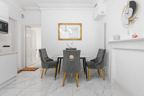 2 bedroom flat to rent, De Vere Gardens, London