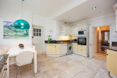 3 bedroom flat for sale, Ross Court, 81 Putney Hill, London
