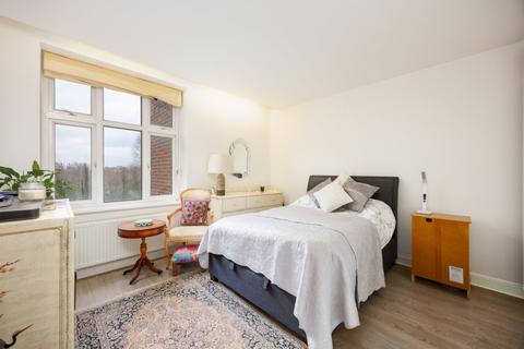 3 bedroom flat for sale, Ross Court, 81 Putney Hill, London