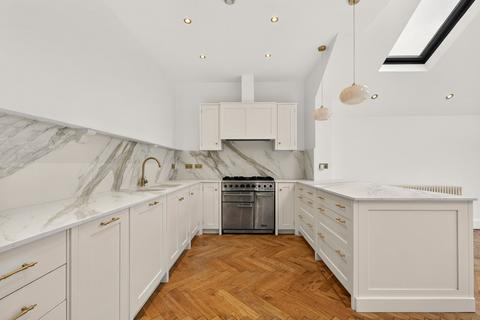 4 bedroom terraced house to rent, Rusthall Avenue, London