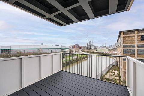 3 bedroom flat for sale, Skyline Apartments, London E3