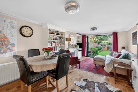 2 bedroom end of terrace house for sale, Kings Farm Avenue, Richmond, Surrey