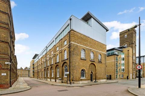 2 bedroom flat to rent, Hopton Road, London SE18