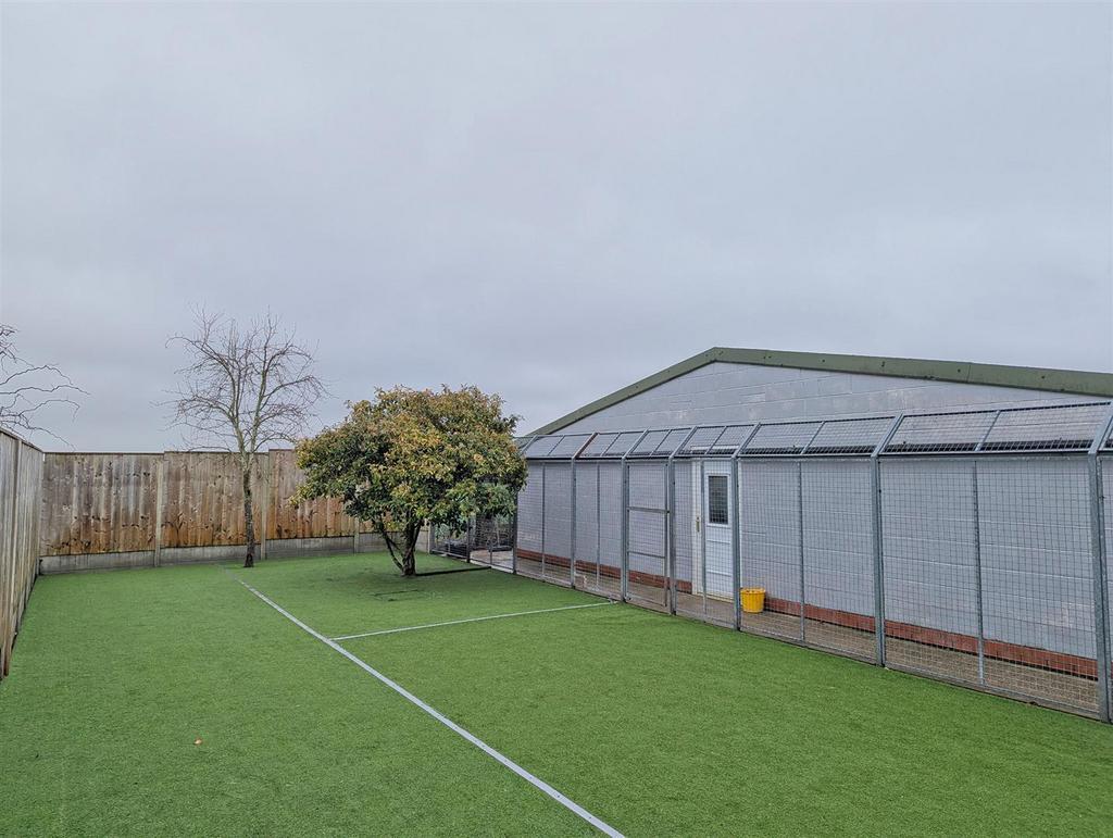Leconfield Kennels (1).jpg
