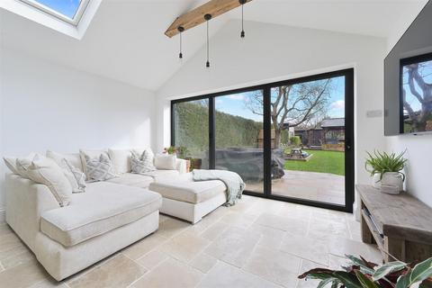 3 bedroom semi-detached house for sale, Oatfield Road, Tadworth