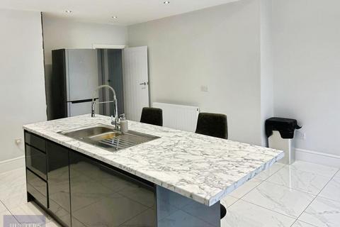 3 bedroom semi-detached house to rent, Edward Road, Oldbury B68 0LZ