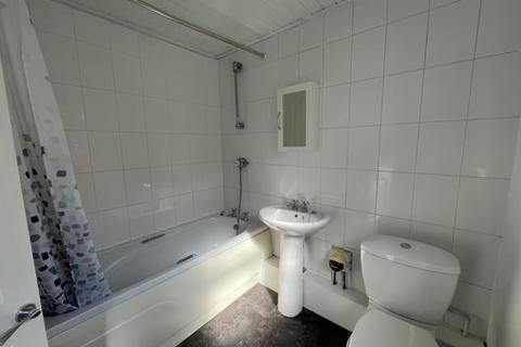 3 bedroom end of terrace house to rent, Heaton Terrace, Station Town
