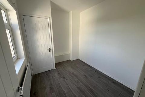 3 bedroom end of terrace house to rent, Heaton Terrace, Station Town