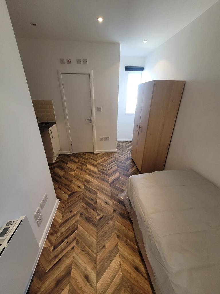 Neat single bedroom with wood-effect herringbon...