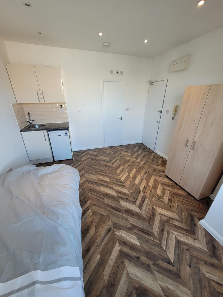 Bright, well-presented studio room with a fitte...
