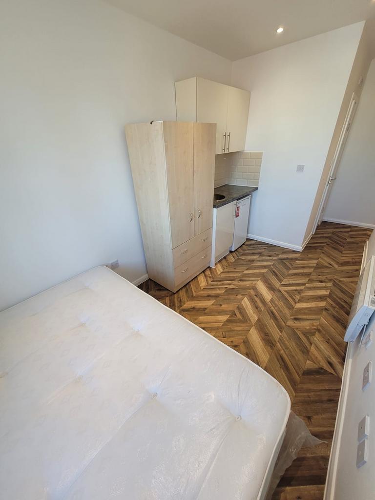 Bright, newly fitted single bedroom with a comf...