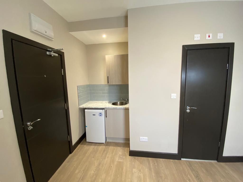 Compact kitchenette with marble-effect worktop,...