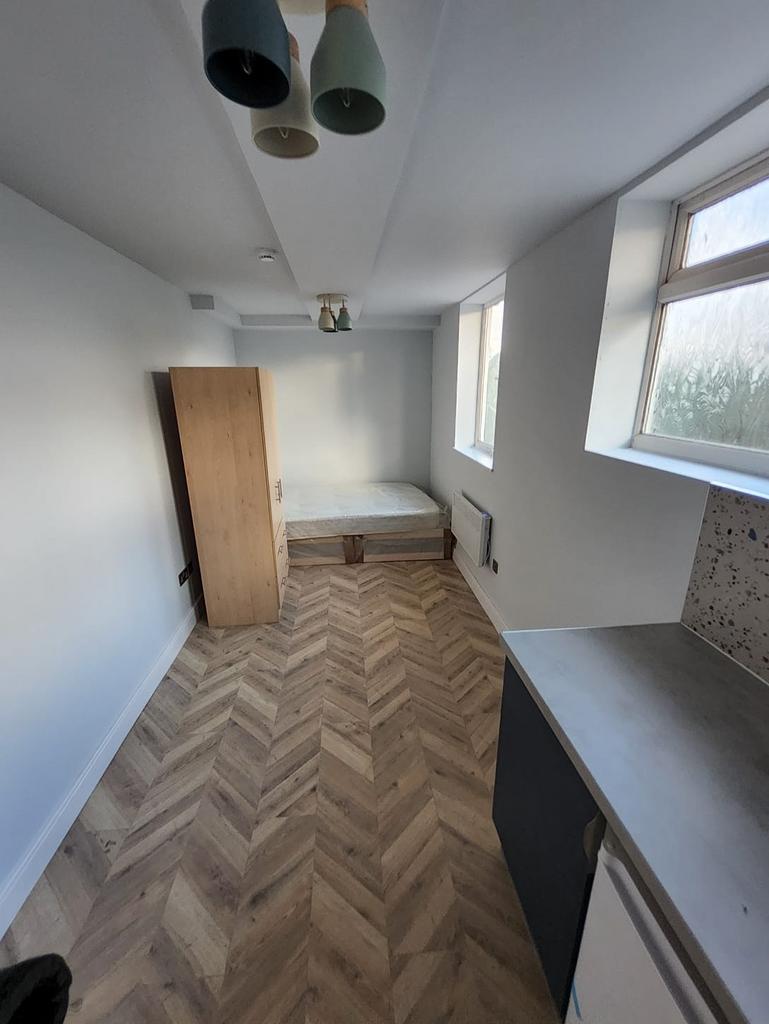 Bright, recently refurbished single room with p...