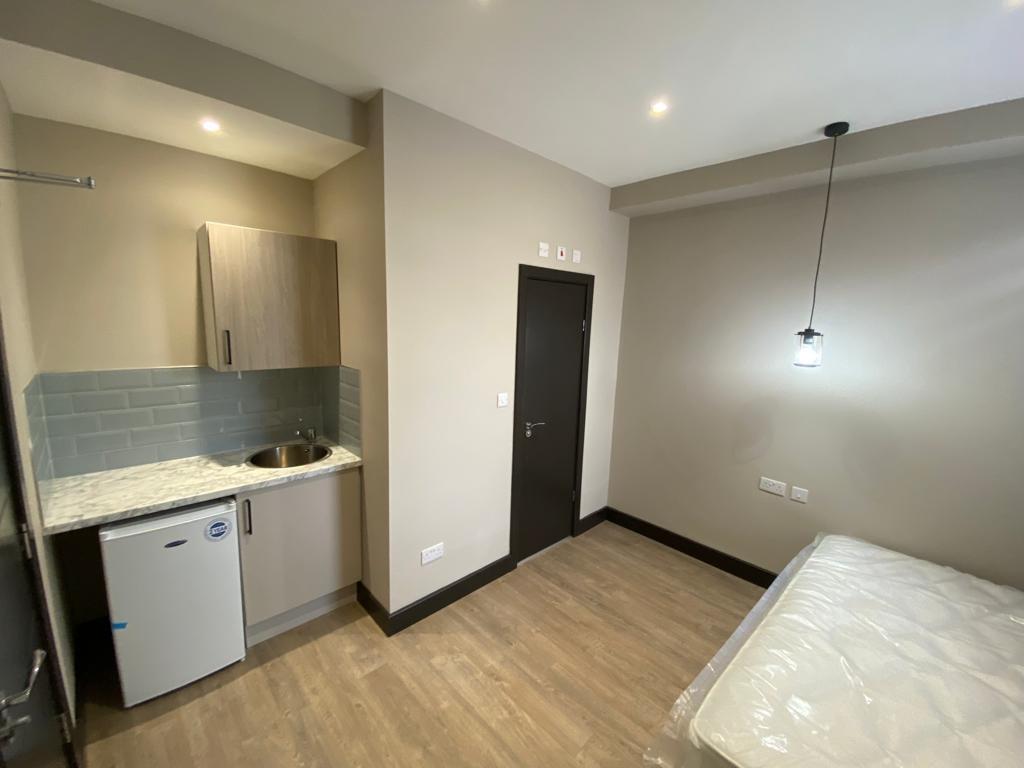 Well-presented studio room with a compact kitch...