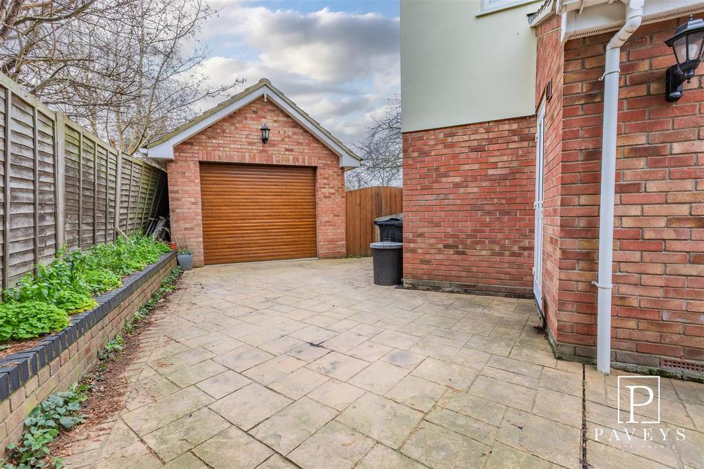 Detached garage