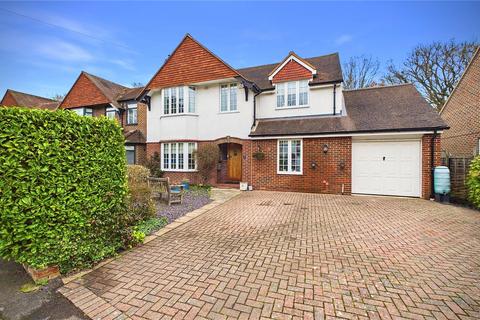 Common Close, Surrey GU21
