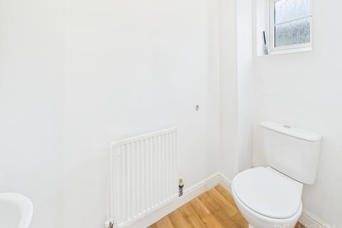 3 bedroom terraced house to rent, Fieldfare Close, Stowmarket, IP14