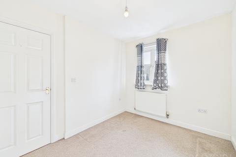 3 bedroom terraced house to rent, Fieldfare Close, Stowmarket, IP14