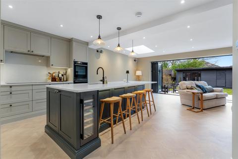 4 bedroom semi-detached house for sale, Marford Crescent, Sale