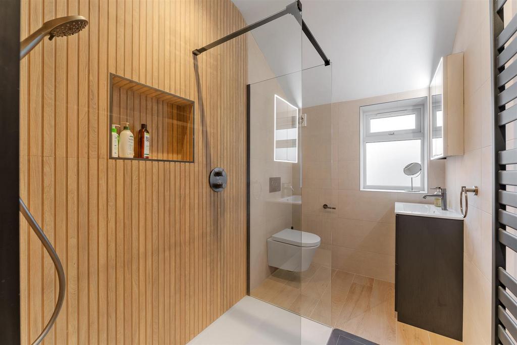 Bed 1 En Suite Shower Room