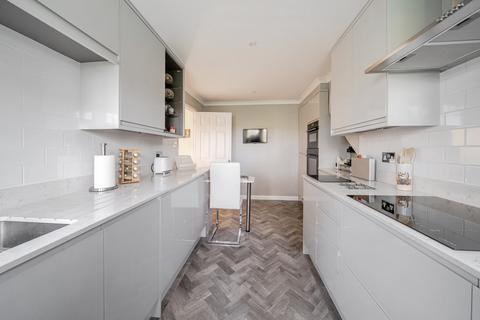 2 bedroom flat to rent, Trafalgar Court, Surrey GU9