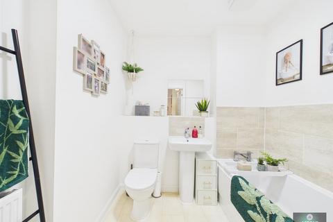 2 bedroom flat for sale, Bedivere Road, Crawley RH11