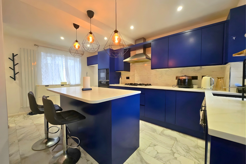 3 bedroom detached house to rent, High Meads Road, London E16