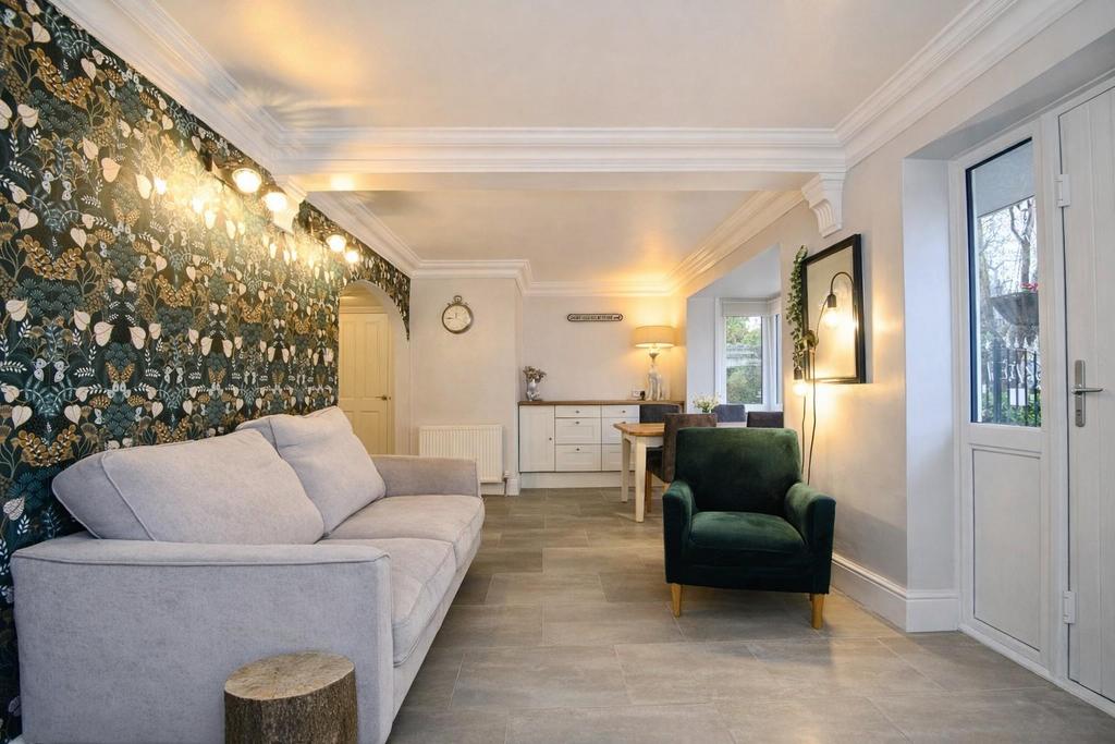 Entrance hall / snug