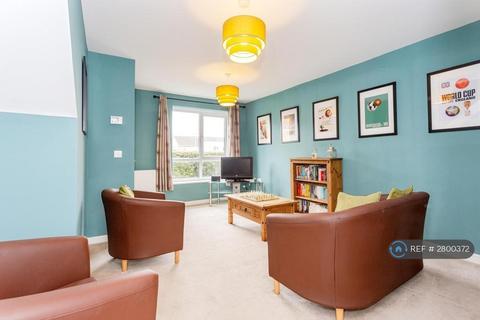 2 bedroom semi-detached house to rent, Chassen Close, Manchester, M11
