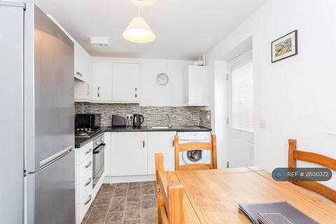 2 bedroom semi-detached house to rent, Chassen Close, Manchester, M11