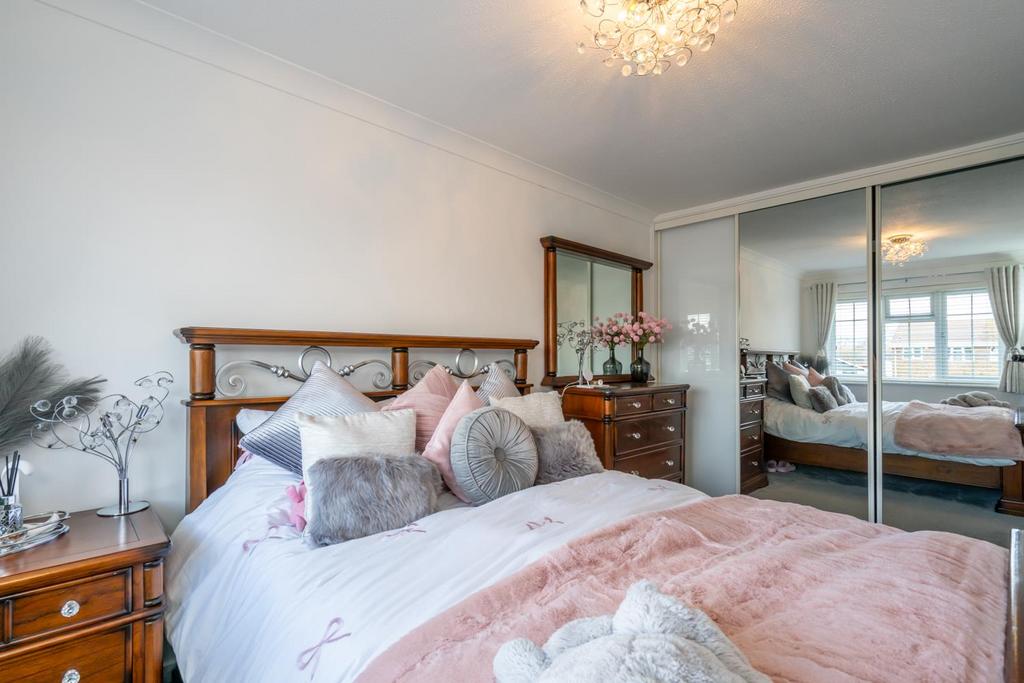Bedroom 1 (2).jpg