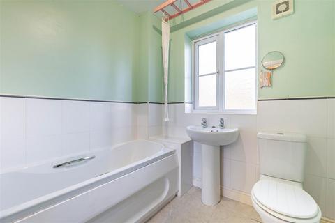 3 bedroom townhouse for sale, Walletts Wood Court, Chorley