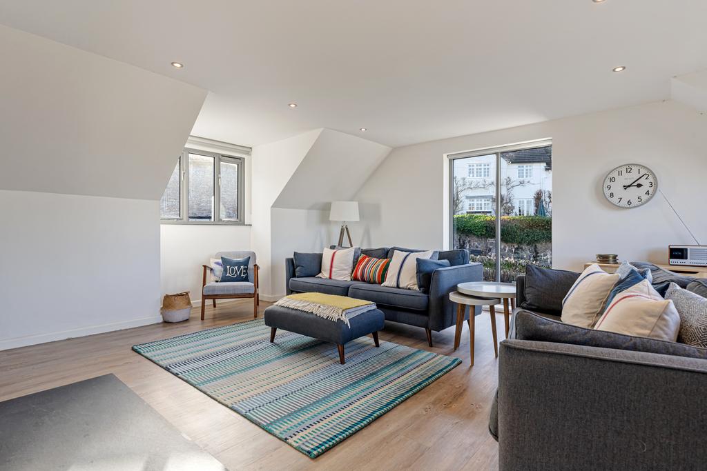 16 Living Space Dartway