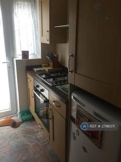 3 bedroom semi-detached house to rent, Hawk Close, Fareham, PO14