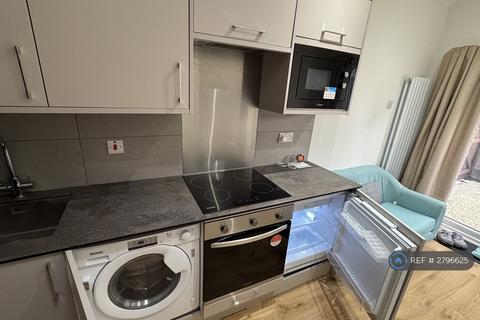 1 bedroom detached house to rent, Bodley Road, Greater London, KT3