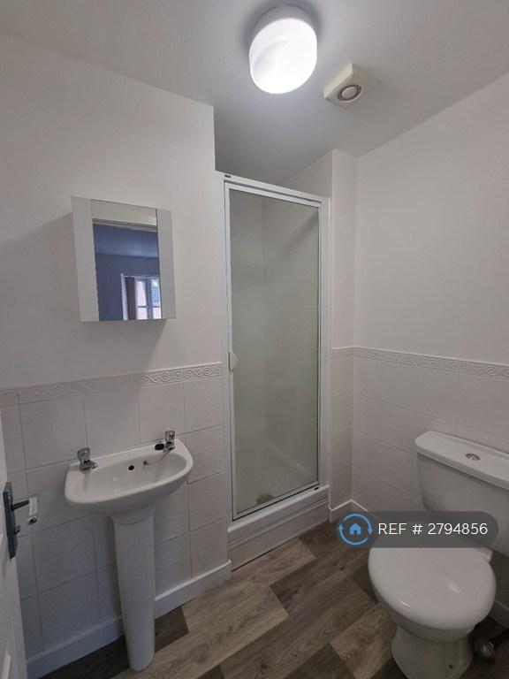 On Suite Bathroom (2f)