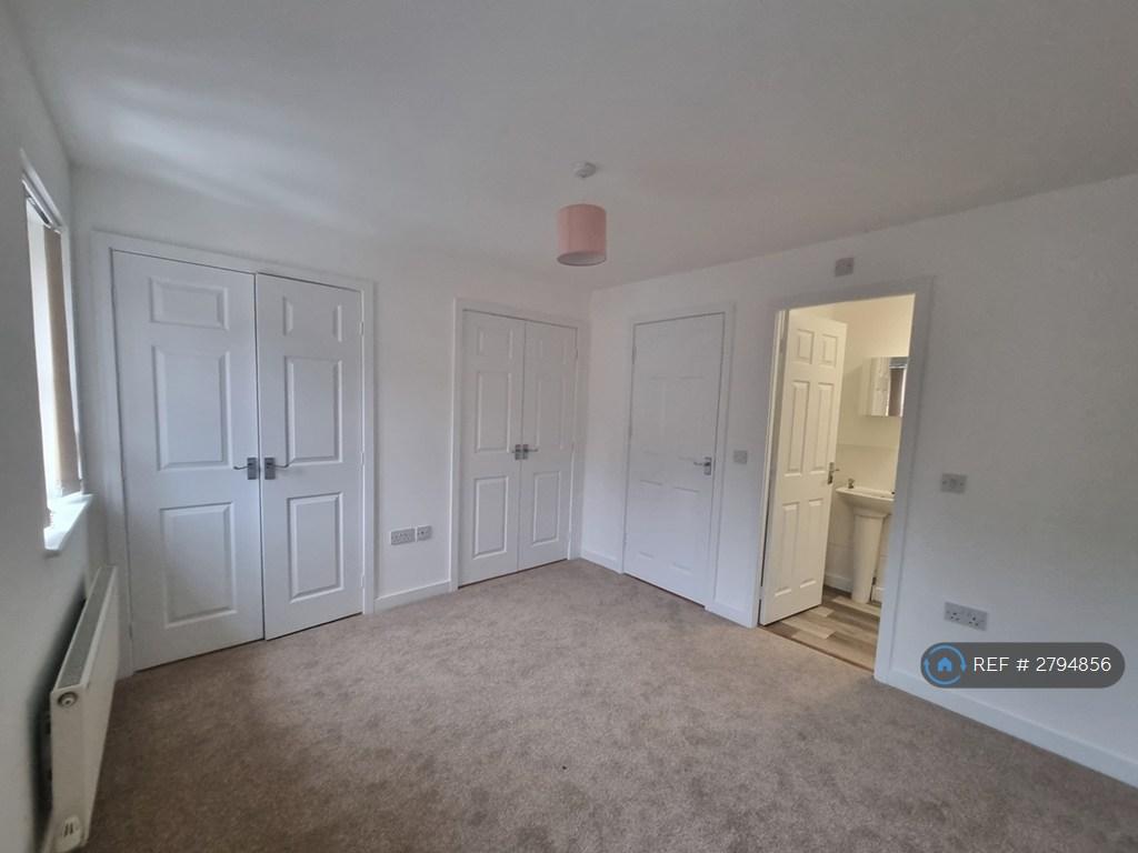 Master Bedroom (2f)