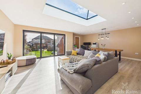 3 bedroom semi-detached house for sale, Scholes Park Drive, North Yorkshire YO12