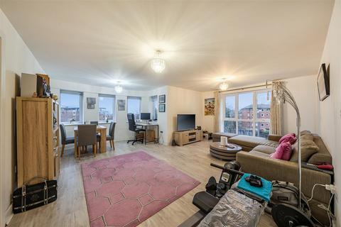 2 bedroom apartment for sale, Hythe Road, Surbiton