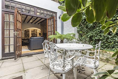 3 bedroom apartment to rent, Queen's Gate Gardens South Kensington SW7