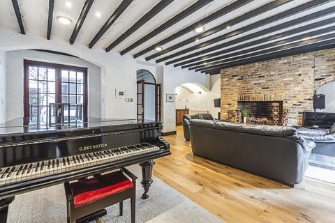 3 bedroom apartment to rent, Queen's Gate Gardens South Kensington SW7