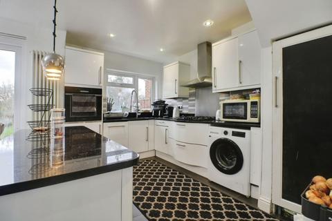 4 bedroom terraced house to rent, Leamington Avenue, Morden, SM4