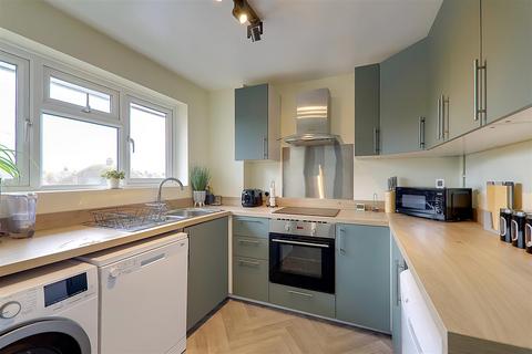 2 bedroom flat for sale, Meadway court, Worthing BN13