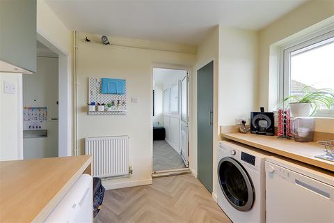 2 bedroom flat for sale, Meadway court, Worthing BN13