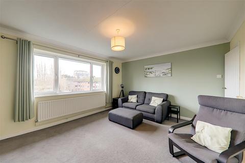 2 bedroom flat for sale, Meadway court, Worthing BN13