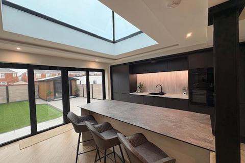 3 bedroom semi-detached house to rent, Sutton Road, Hull