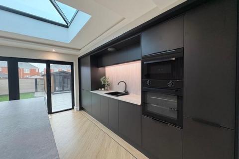 3 bedroom semi-detached house to rent, Sutton Road, Hull