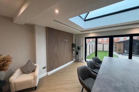 3 bedroom semi-detached house to rent, Sutton Road, Hull