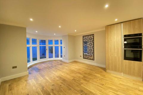 3 bedroom apartment to rent, Castlebar Road, Ealing